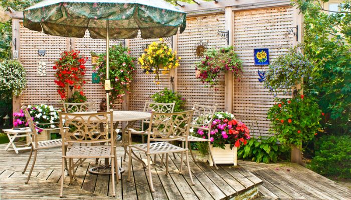 Deck garden with privacy with differet kinds of flowers